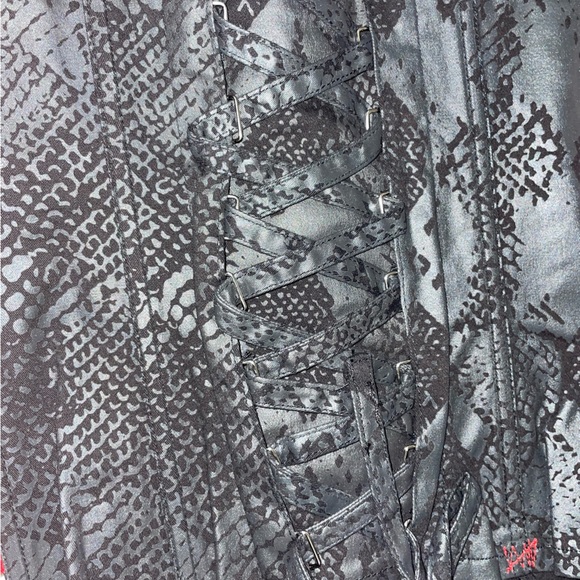 RARE NWOT Hot Topic Tripp NYC Black Snakeskin Corset Top Size Medium - Picture 4 of 6